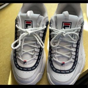 Youth fila size 5 disruptor